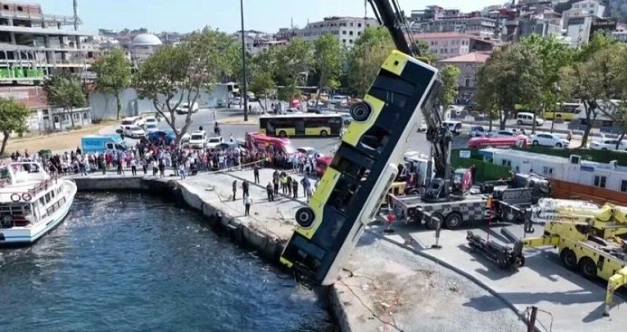 Eminönü'nde İETT otobüsü denize düştü