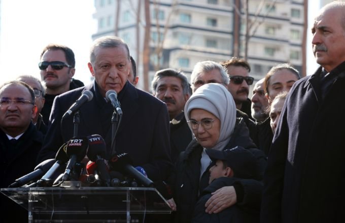 Erdoğan, Diyarbakır’da deprem bölgesinde incelemelerde bulundu bilançoyu açıkladı; 21.043 kişi hayatını kaybetti, 80.097 kişi yaralandı