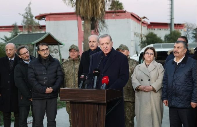 Erdoğan, Hatay’da deprem bölgesinde incelemelerde bulundu; 9 bin 57, Hatay'daki vefat sayımız şu an itibarıyla 3 bin 356. Yaralı sayısı ülke genelinde 52 bin 979