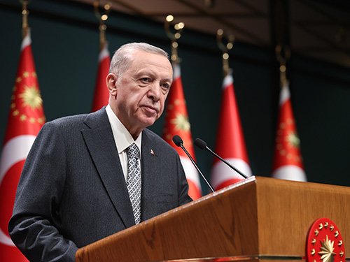 Erdoğan Kabine açıklamasında; 'Depremde hayatını kaybeden 46 bin 104 vatandaşımıza Allah’tan rahmet, yakınlarına sabır ve başsağlığı diliyoruz'