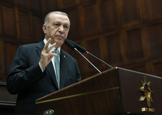 Erdoğan; “Kimi eksiklikler, aksaklıklar ve gecikmeler yaşanmıştır. Ama herkes şahittir ki var gücümüzle ve olabilecek en hızlı şekilde depremzede vatandaşlarımızın yardımına koştuk'