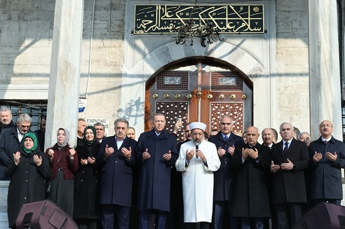 Erdoğan, restorasyonu tamamlanan Yeni Camii'nin açılışını gerçekleştirdi Erdoğan, restorasyonu tamamlanan Yeni Camii'nin açılışını gerçekleştirdi