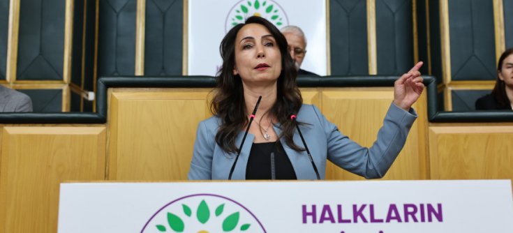 HEDEP Eş Genel Başkanı Tulay Hatımoğulları Oruç: Gelsin, Bugün emekliye layık gördükleri 7 bin 500 liradır, Erdoğan 7 bin 500 liralık aylık gelirle geçinsin bakalım. Geçinebilir mi?