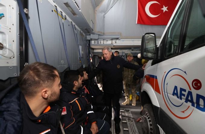 Hulusi Akar'dan deprem açıklaması: 'Maalesef 3 şehidimiz var, uçaklarımızın hazırlık durumunu en yüksek seviyeye çıkardık' Hulusi Akar'dan deprem açıklaması: 'Maalesef 3 şehidimiz var, uçaklarımızın hazırlık durumunu en yüksek seviyeye çıkardık'