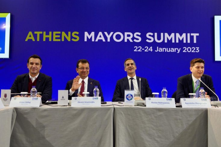 İBB Başkanı Ekrem İmamoğlu, B40 Balkan Şehirleri Ağı dönem başkanlığını, Atina Belediye Başkanı Kostas Bakoyannis’e devretti