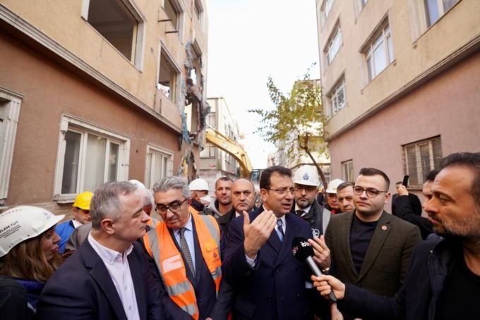 İBB ekipleri, Bayrampaşa İsmetpaşa Mahallesi’nde % 100 uzlaşıya ulaşılan 53 bağımsız binadaki yıkımlara başladı İBB ekipleri, Bayrampaşa İsmetpaşa Mahallesi’nde % 100 uzlaşıya ulaşılan 53 bağımsız binadaki yıkımlara başladı