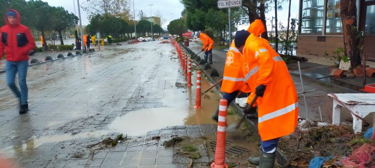 İBB, Şile ve Ağva’da 94 personel, 38 araç ve iş makinesi, 1 varisco, 3 motopomp, 4 dalgıç pompa ile su taşkınlarına müdahale etti