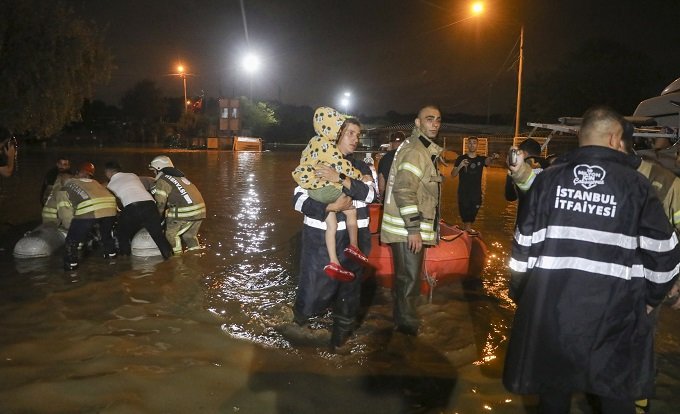 İstanbul'da 5 Eylül gecesi metrekareye 18 kg yağış düştü; İBB ekipleri mahsur kalan 157 kişiyi kurtardı