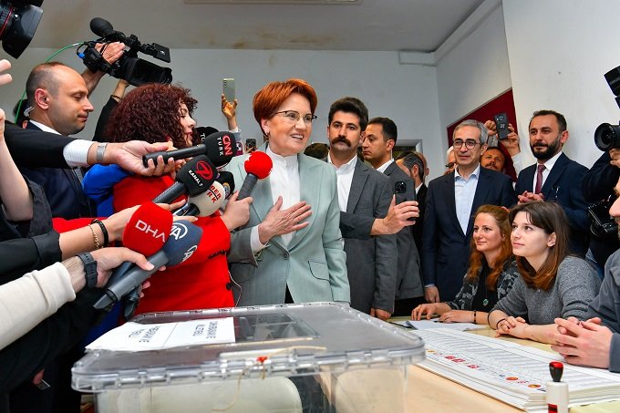 İyi Parti lideri Meral Akşener, oyunu kullandı: Aziz milletin vereceği karar başımızın üstündedir İyi Parti lideri Meral Akşener, oyunu kullandı: Aziz milletin vereceği karar başımızın üstündedir
