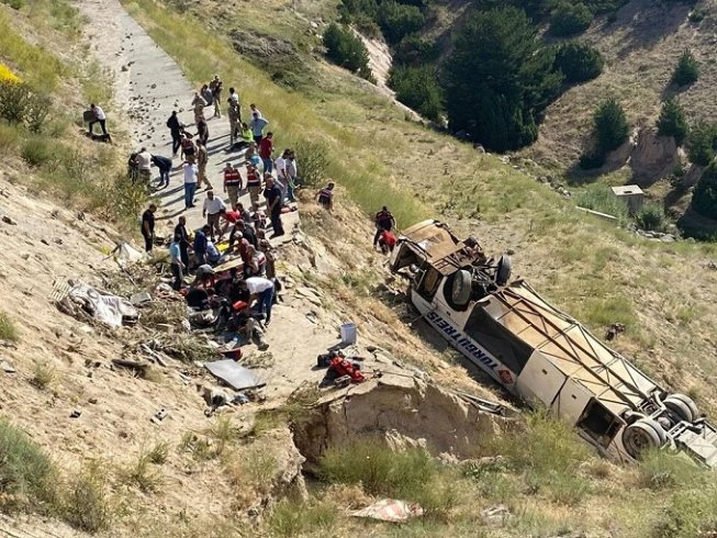 Kars'ta yolcu otobüsü şarampole devrildi: 7 ölü, 22 yaralı