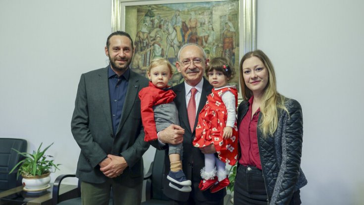 Kılıçdaroğlu, 23 Nisan'da torunları İpek ve Barış'la buluştu