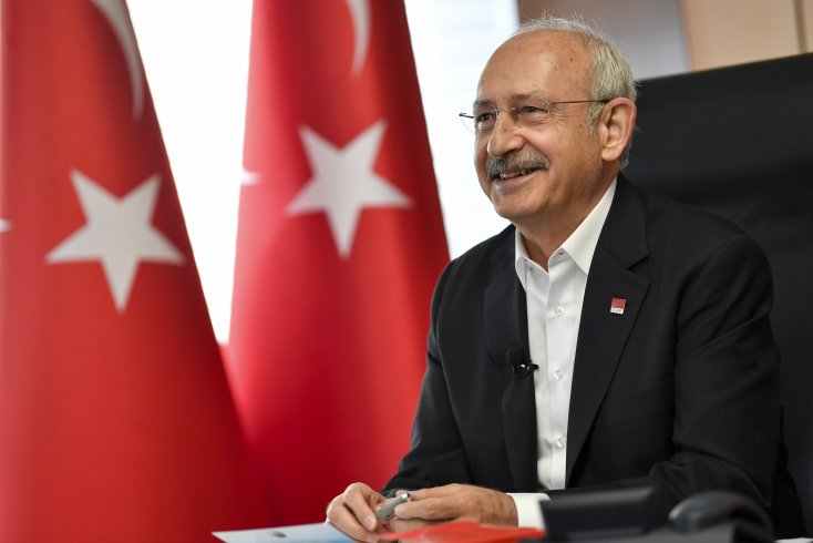 Kılıçdaroğlu, 30 Ağustos Zaferi 101 yıl mesajında; 'Kutlu mücadelenin başkomutanı, Büyük Önder Mustafa Kemal Atatürk ve silah arkadaşlarını, tüm şehitlerimizi saygıyla anıyorum'