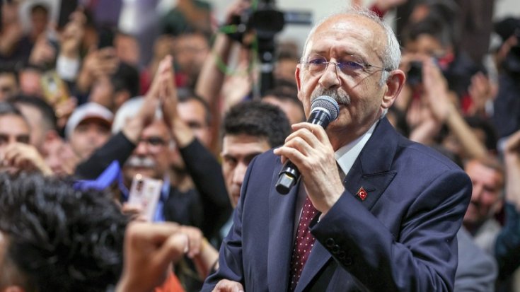 Kılıçdaroğlu, Adıyaman'da depremzede vatandaşlar ile mezar ziyaretinde bulundu ve bayramlaşmaya katıldı