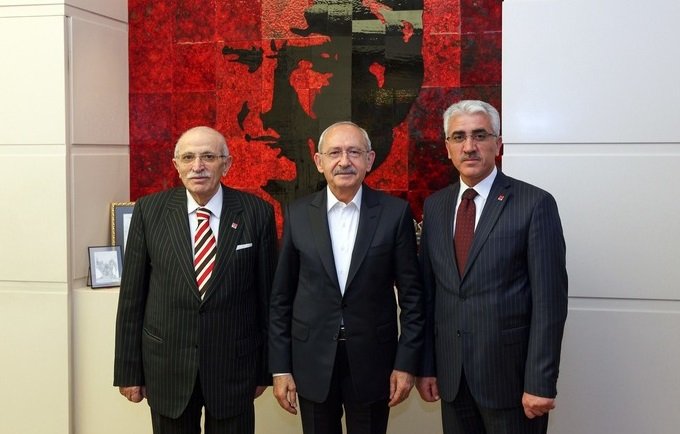 Kılıçdaroğlu, Avukat Süleyman Çelebi'ye CHP rozeti taktı