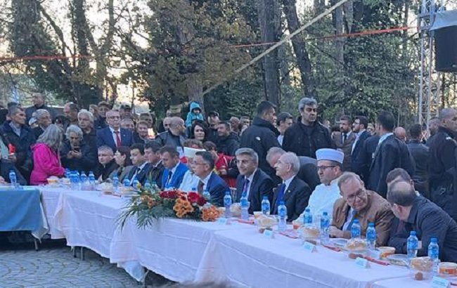 Kılıçdaroğlu Bulgaristan'da Kırcaali'de sokak iftarına katıldı Kılıçdaroğlu Bulgaristan'da Kırcaali'de sokak iftarına katıldı
