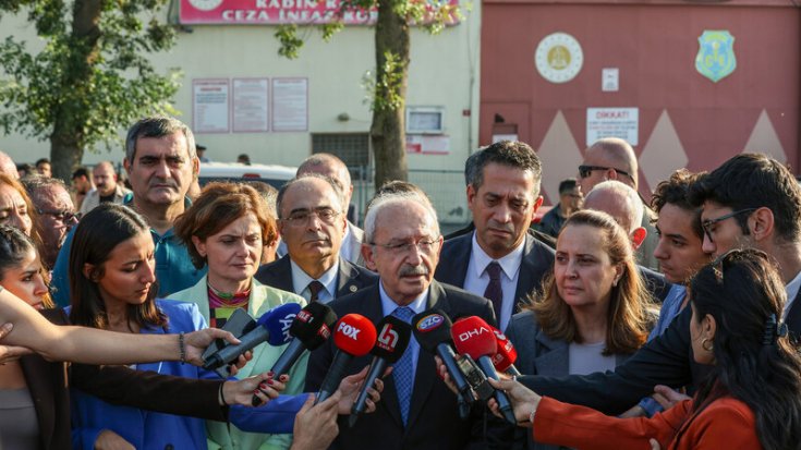 Kılıçdaroğlu, Çiğdem Mater ve Mine Özerden’i cezaevinde ziyaret etti