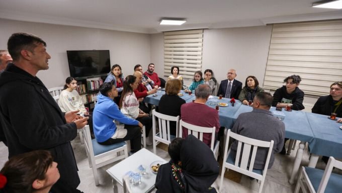 Kılıçdaroğlu, Eşi Selvi Kılıçdaroğlu ile Ankara'da depremzede aileleri ziyaret etti