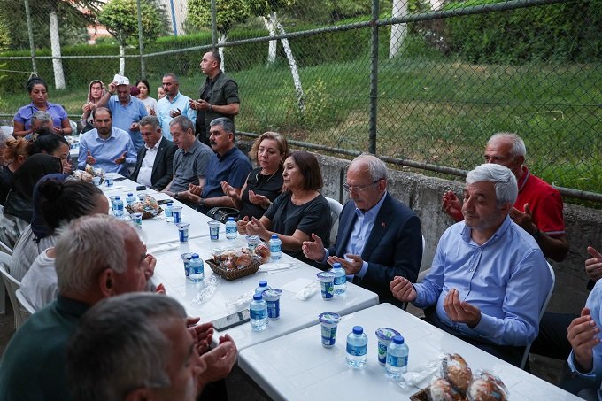 Kılıçdaroğlu, Etimesgut İlçe Başkan Adayı Faruk Özdemir’in ailesine taziye ziyaretinde bulundu