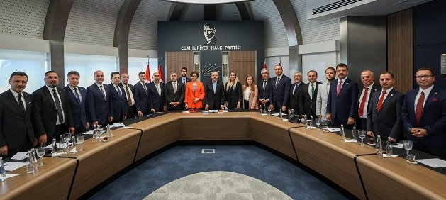 Kılıçdaroğlu, İstanbul'da kongresini tamamlayan 21 ilçe başkanını kabul etti