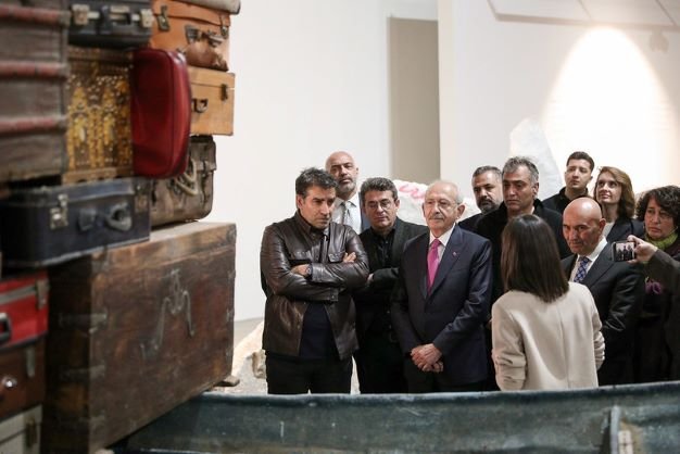 Kılıçdaroğlu, İzmir'de Ahmet Güneştekin Sanat Galerisini Ziyaret Etti