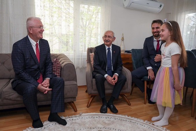Kılıçdaroğlu: 'Memur Teoman gibi bu devlete sahip çıkan kişilere ihtiyacımız var' Kılıçdaroğlu: 'Memur Teoman gibi bu devlete sahip çıkan kişilere ihtiyacımız var'