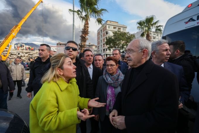 Kılıçdaroğlu ve beraberindeki heyet deprem bölgesinde incelemelerde bulundu Kılıçdaroğlu ve beraberindeki heyet deprem bölgesinde incelemelerde bulundu