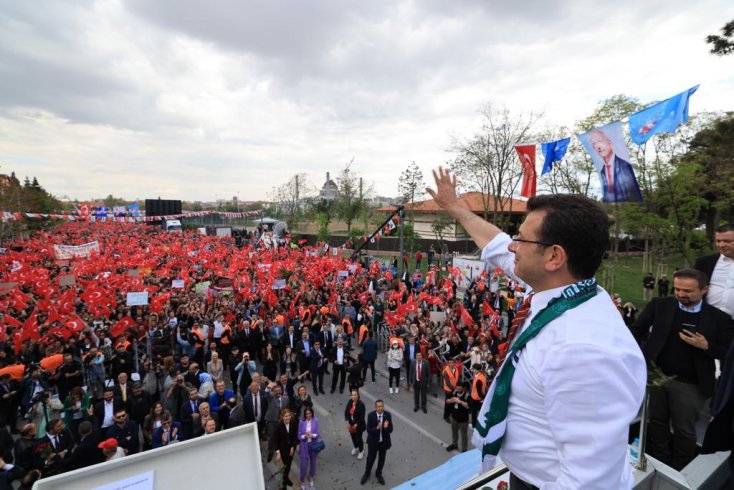 Konya Ekrem İmamoğlu'nu gül yağmuruna tuttu