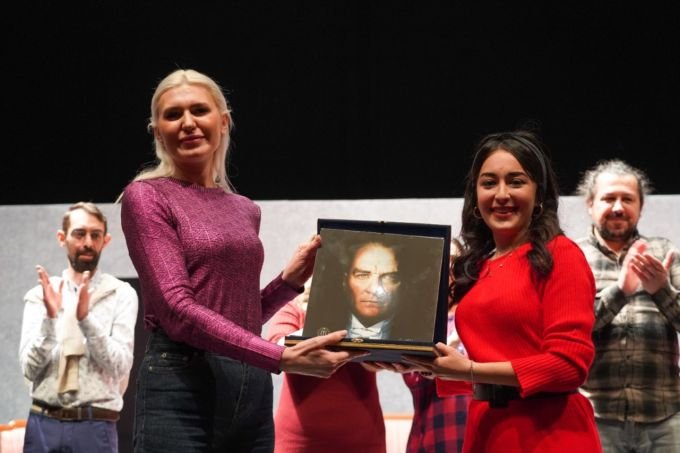 Melek Mızrak Subaşı; Oyuncular kendi içimizde olunca sahneler ne kadar güzel salonlar ne kadar dolu oluyormuş, onu gördük! Melek Mızrak Subaşı; Oyuncular kendi içimizde olunca sahneler ne kadar güzel salonlar ne kadar dolu oluyormuş, onu gördük!