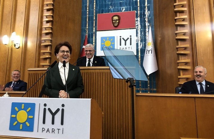 Meral Akşener'den Erdoğan'a; 'Uzun ince bir yoldasın, gideceksin; artık yolun sonu göründü, o sene bu sene!' Meral Akşener'den Erdoğan'a; 'Uzun ince bir yoldasın, gideceksin; artık yolun sonu göründü, o sene bu sene!'