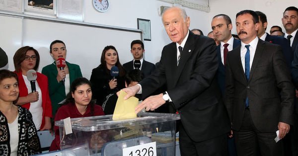 MHP Genel Başkanı Devlet Bahçeli, Ankara Anıttepe Ortaokulu’nda oyunu kullandı