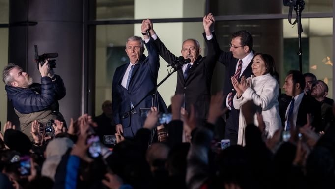 Millet İttifakı ortak adayı Kılıçdaroğlu, CHP Genel Merkezinde açıklama yaptı; yüzünüzü güldürmek için adayım! Millet İttifakı ortak adayı Kılıçdaroğlu, CHP Genel Merkezinde açıklama yaptı; yüzünüzü güldürmek için adayım!