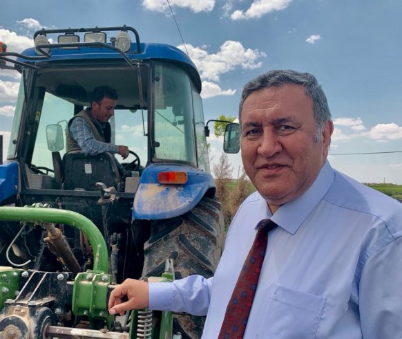 Niğde Milletvekili Ömer Fethi Gürer: 'İktidar kaşıkla veriyor, bankalar kepçeyle alıyor' Niğde Milletvekili Ömer Fethi Gürer: 'İktidar kaşıkla veriyor, bankalar kepçeyle alıyor'