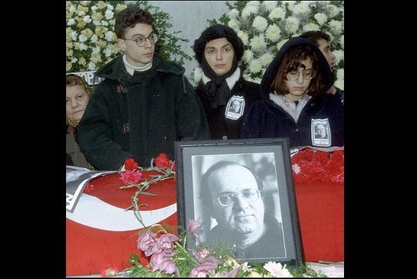 Özge Mumcu; '11 yaşındaydım, 41 yaşımdayım. Halen bombayı koyanı ve emri vereni bilmiyoruz' Özge Mumcu; '11 yaşındaydım, 41 yaşımdayım. Halen bombayı koyanı ve emri vereni bilmiyoruz'