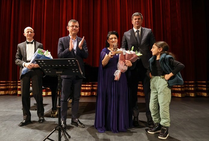 Özgür Özel, İstanbul’da soprano Pervin Chakar ve piyanist Paolo Villa’nın ‘Bir Opera Gecesi’ dinletisini izledi