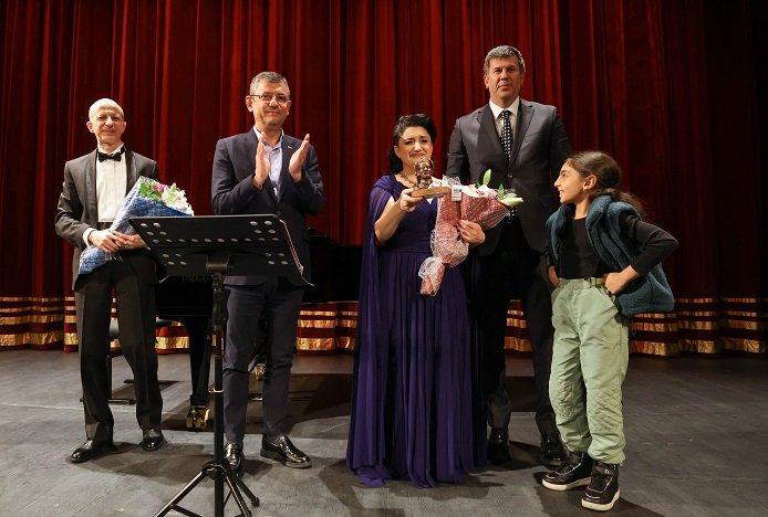Özgür Özel, İstanbul’da soprano Pervin Chakar ve piyanist Paolo Villa’nın ‘Bir Opera Gecesi’ dinletisini izledi Özgür Özel, İstanbul’da soprano Pervin Chakar ve piyanist Paolo Villa’nın ‘Bir Opera Gecesi’ dinletisini izledi