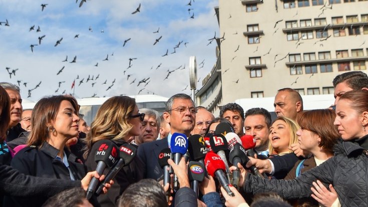 Özgür Özel: Sayın Bakanı Mercedes'ten İnip Pazar Yerinde Gezmeye Davet Ediyorum