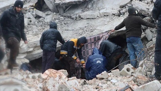 Suriye'yi de etkileyen 7,7'lik depremde. en az 968 ölü, binlerce yaralı var! Suriye'yi de etkileyen 7,7'lik depremde. en az 968 ölü, binlerce yaralı var!