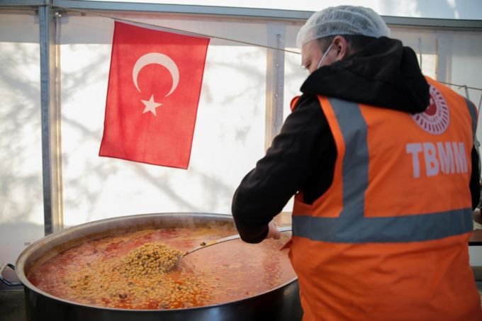 TBMM aşçıları, depremzedelere en lezzetli ramazan menülerini hazırlıyor