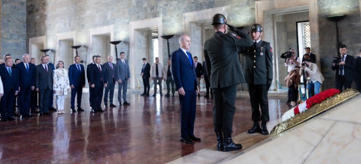 TBMM Başkanı Kurtulmuş, 28. Dönem Başkanlık Divanı üyeleriyle Anıtkabir'i ziyaret etti