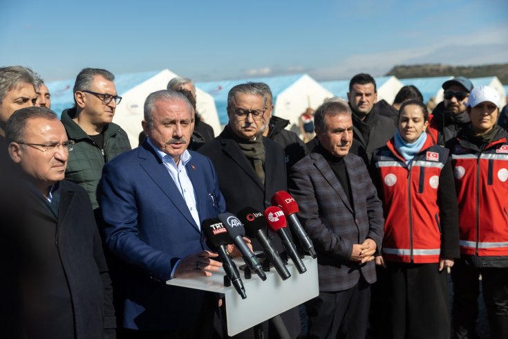 TBMM Başkanı Şentop, Adalet Bakanı Bekir Bozdağ ile Diyarbakır'da depremzedeler için kurulan çadırları inceledi