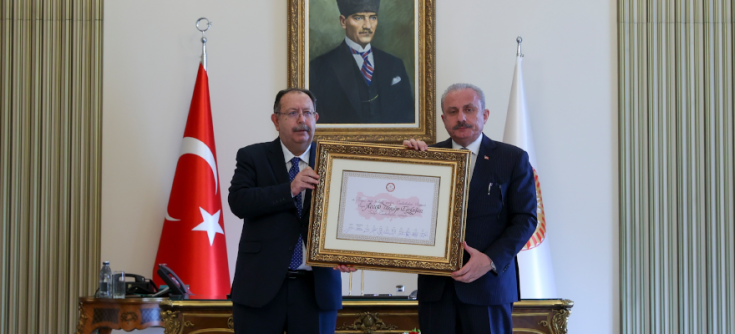 YSK Başkanı Erdoğan'ın 13. Cumhurbaşkanlığı mazbatasını Şentop'a teslim etti
