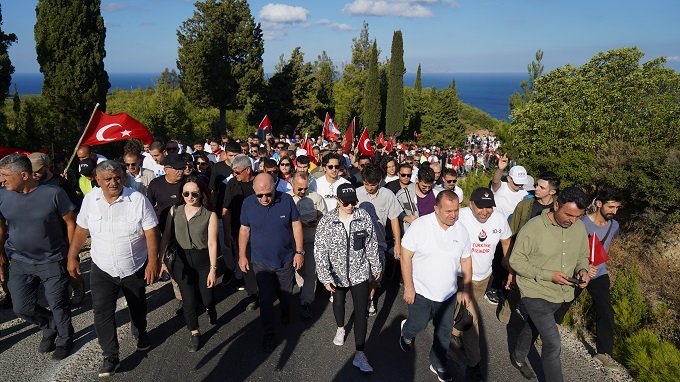 Zafar Partisi Genel Başkanı Prof. Dr. Ümit Özdağ, Çanakkale'de 'Zafer Yürüyüşü' düzenledi