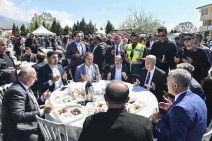 Mansur Yavaş, Ramazan Bayramı’nın ilk gününü Kahramanmaraş’ta depremzedelerle geçirdi