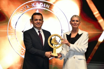 '2. Çukurova Kadın Zirvesi Kadın Başarı Ödülleri’ töreninde Belediye Başkan V. Melek Mızrak Subaşı,  Yılın Belediye Başkanı Ödülünü aldı