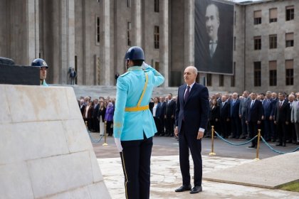 28. Dönem 2. Yasama Yılı açılışı dolayısıyla Meclisteki Atatürk Anıtı önünde tören düzenlendi