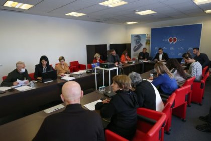 7.7 şiddetindeki deprem sonrası Ahmet Akın’ın başkanlığında CHP Genel Merekezi’nde Afet Koordinasyon Merkezi kuruldu