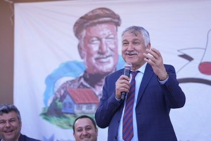 Adana Büyükşehir Belediye Başkanı Zeydan Karalar, köyleri geziyor, halkı dinliyor, eksikleri yerinde görüyor, talepleri alıyor ve çözüm üretiyor!