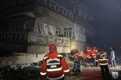 AFAD; Kahramanmaraş-Pazarcık-Elbistan'da meydana gelen depremlerde 9 bin 57 kişi hayatını kaybetti 52 bin 979 vatandaşımız yaralandı