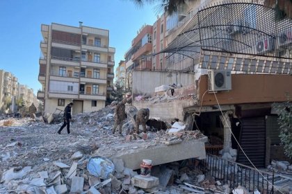 AFAD'dan açıklama; Şanlıurfa'da ağır hasarlı bir bina çöktü arama-kurtarma çalışmaları devam ediyor