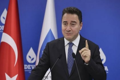 Ali Babacan'dan Erdoğan'a; Çocuk bezi satmaktan utanmadım, siz de simit, bisküvi, sucuk sattınız. Siyasete girerken tek bir yüzüğüm var dediniz. Sonra ne oldu?